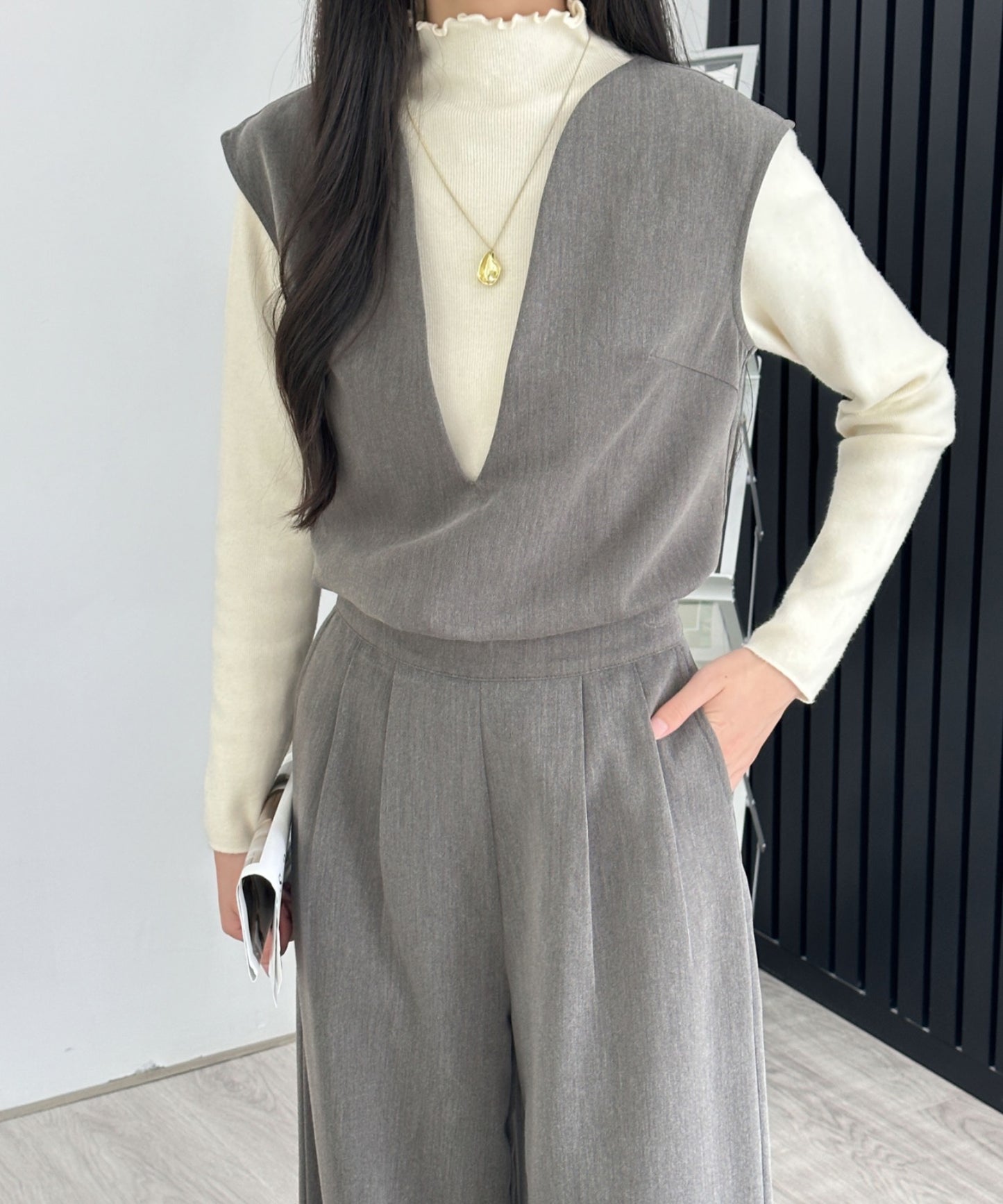 スキッパネックノースリーブブラウス&ウエストタックセミワイドパンツセットアップ