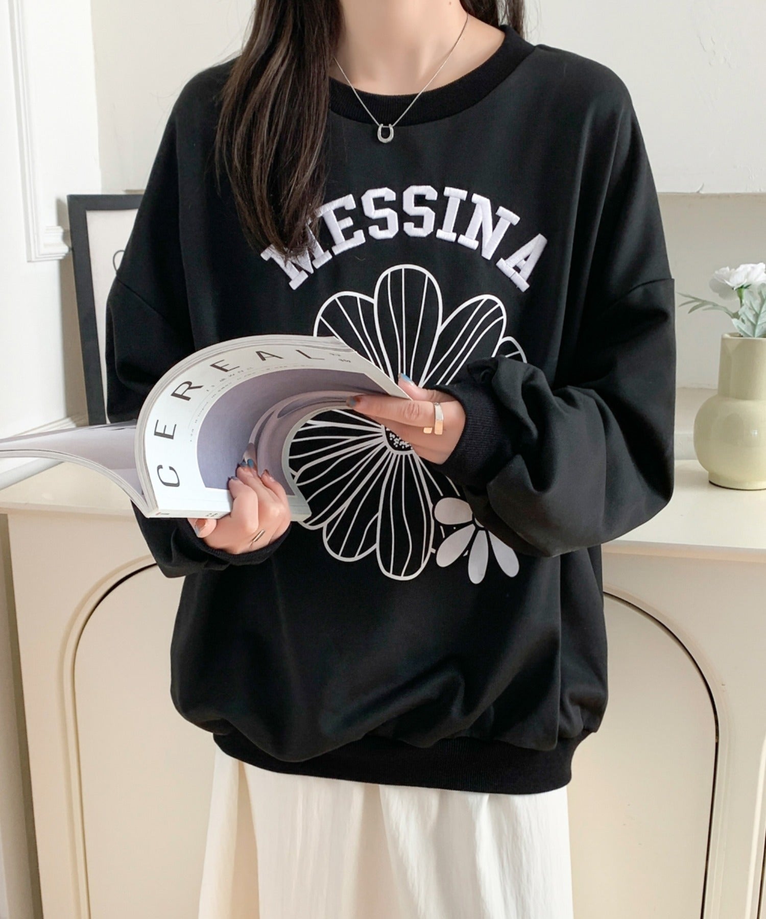 24AW 極美品 ビアズリー うしろフリルトレーナー スウェット ゆったり 黒. ビックシルエット厚もりガレージロゴ刺繍&フラワープリント